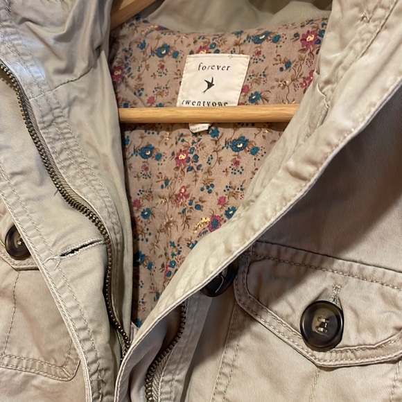 Light Jacket lined with fun floral fabric - Forever 21 - Picture 3 of 3